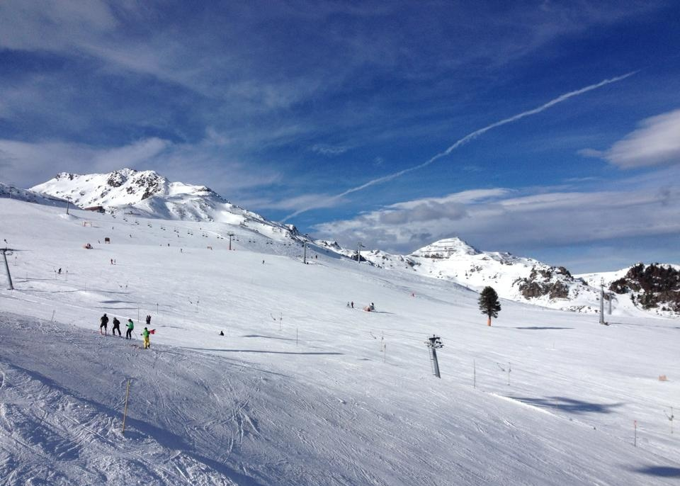 Hochzillertal 寬雪道,10號線旁8人纜車Kristall-Express拍向右方