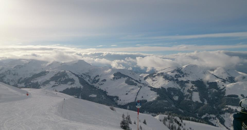 Kitzbühel 雪道旁鬆雪