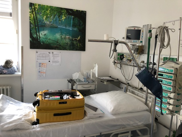 護士幫我把行李放到床上,方便我unpack