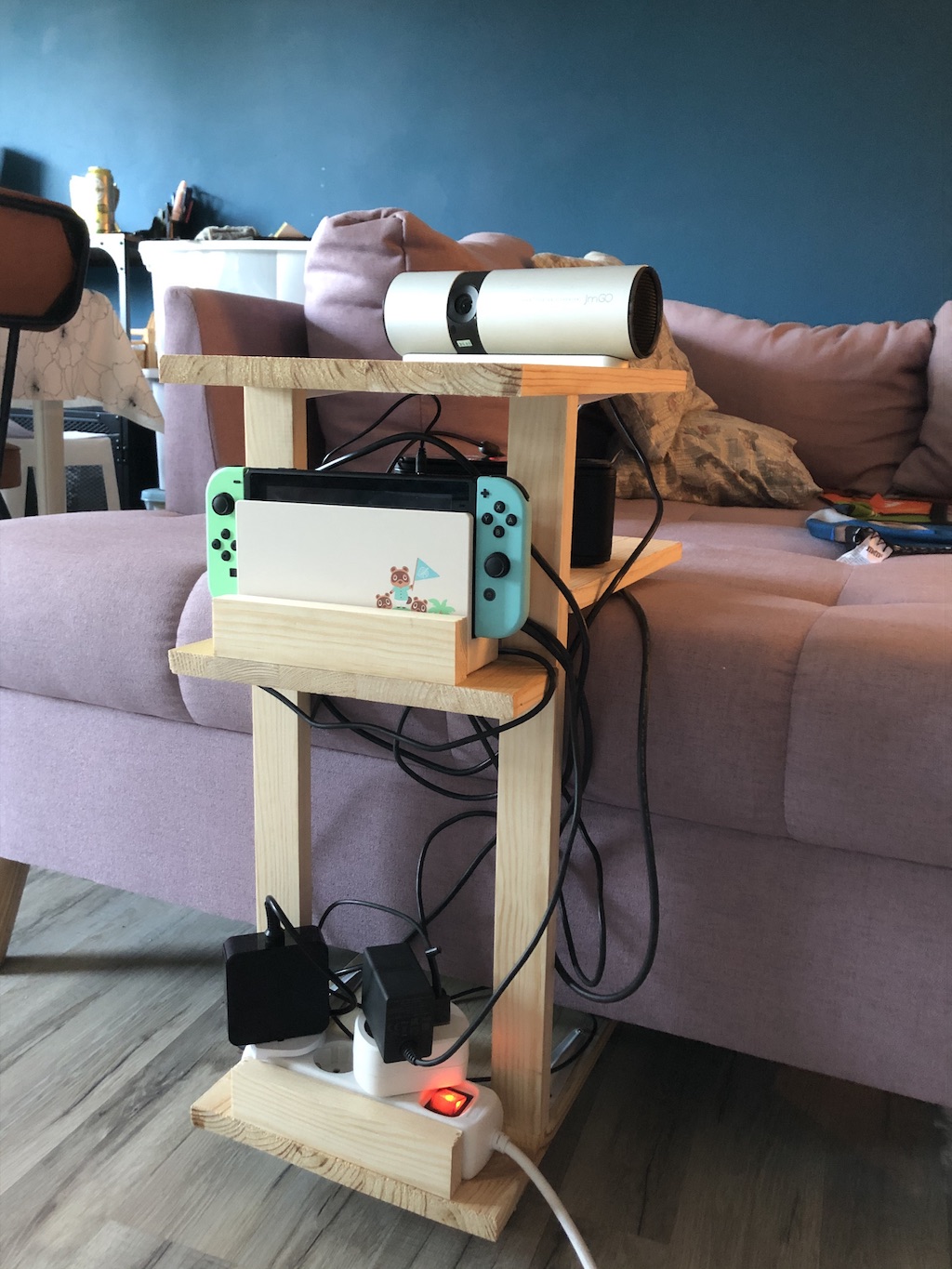 DIY Switch 移動式邊桌：整合投影機、喇叭與收納